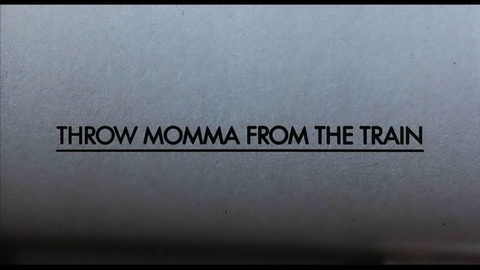 Titelbildschirm vom Film Schmeiß' die Mama aus dem Zug