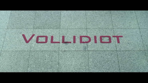 Titelbildschirm vom Film Vollidiot