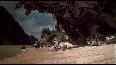 Screenshot [01] zum Film 'James Bond - Der Mann mit dem goldenen Colt'